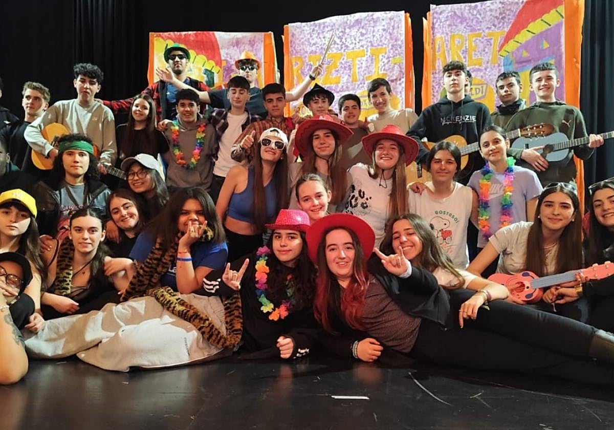 Ilusión y nervios entre los alumnos y alumnas de cuarto de la ESO de La Salle en el último ensayo, realizado ayer, en Zelai Arizti Aretoa.