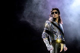 Adrián Álvarez, en el rol de Michael Jackson en uno de los conciertos tributo a la estrella del pop.