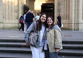 Katyna Sada y Almudena Corcho, ayer por la tarde a las puertas del Buen Pastor.