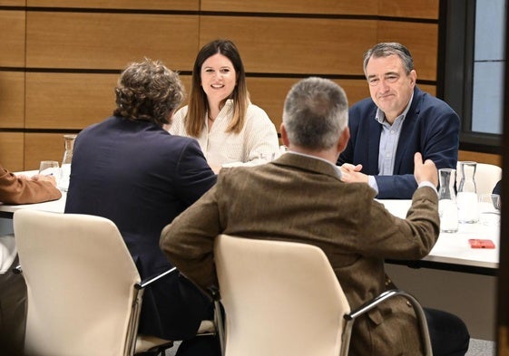 Los jeltzales Maitane Ipiñazar y Aitor Esteban, con el socialistas Eneko Andueza y Miguel Ángel Morales, el pasado miércoles en Sabin Etxea.