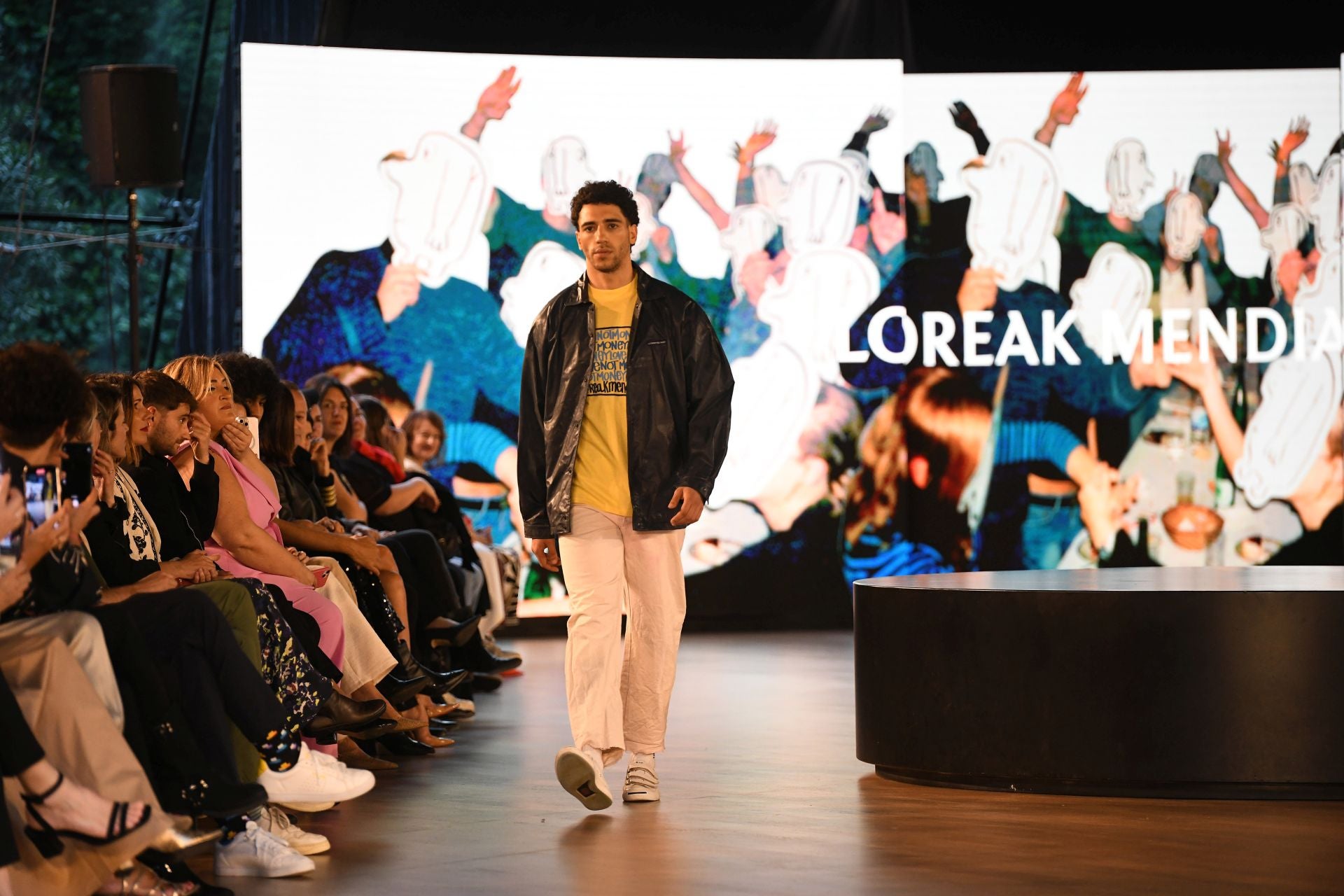 Desfile de Loreak Mendian en Balenciaga