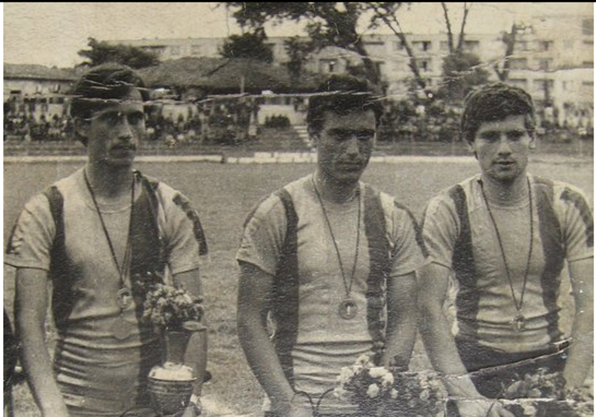 Los hermanos Tafili, Agim y Skyti, y Brahim Syka, figuras del ciclismo albanés de los 80.