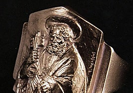 ¿Cuál es el significado del anillo que luce el Papa?