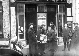 La codiciada lotería podía comprarse junto al Novedades de la calle Garibai.