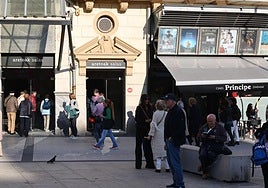 Espectadores antes de entrar al cine el año pasado en Donostia.