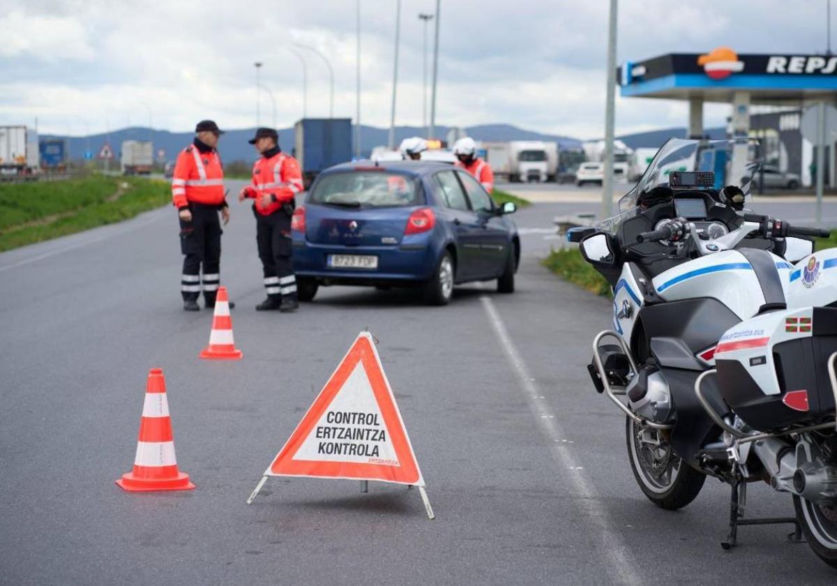 Un control de la Ertzaintza en una carretera vasca.