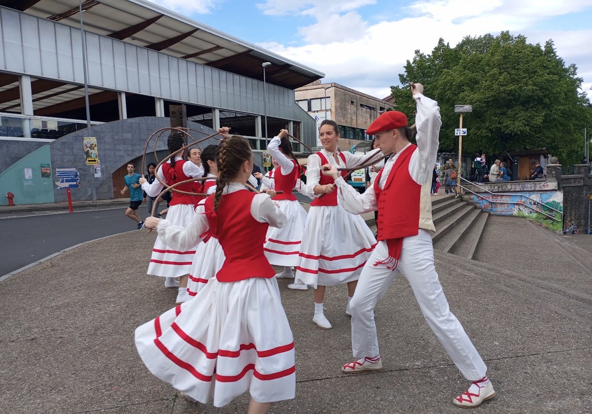 Hasta 18 grupos actuarán en las calles en la gran fiesta de Dantzari Astea del domingo