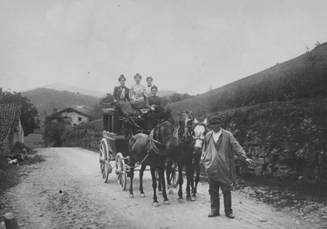 Una diligencia por una carretera de Gipuzkoa.