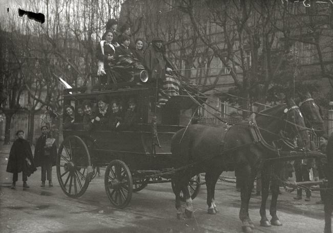 Modistillas en la Avenida de La Libertad, en San Sebastián, en una diligencia el día de Santa Lucía.