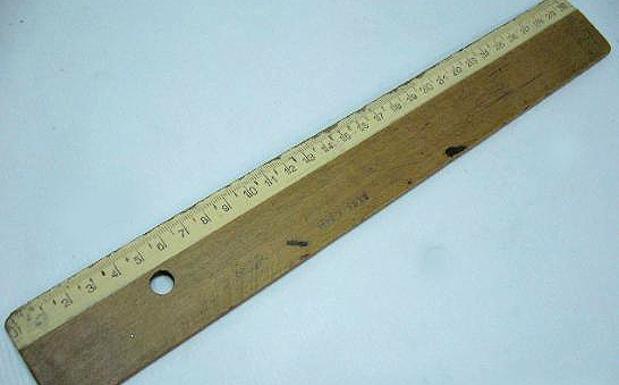 Regla de madera que utilizaban maestros para castigar a alumnos.