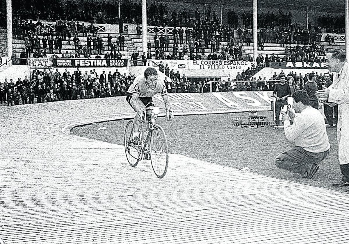 1960 | Meta ciclista en «el Velódromo de Atocha»