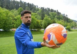 El centrocampista armero posa con un balón al término del entrenamiento de ayer en Atxabalpe.