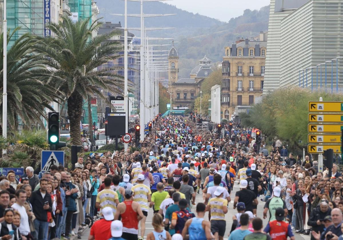 El pelotón de populares da sus últimas zancadas en la recta de meta dirección al Boulevard.