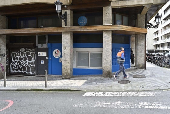 Locales sin actividad en la zona de la calle de San Bartolomé, en el centro de Donostia.
