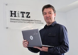 Eneko Agirre sujeta un ordenador portátil, con el anagrama del proyecto Latxa, en la sede de Hitz Zentroa de la UPV/EHU.