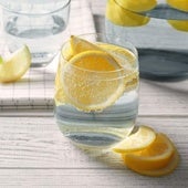 Una nutricionista despeja la incógnita sobre si es beneficioso beber agua con limón por la mañana: «Si sufres de acidez...»