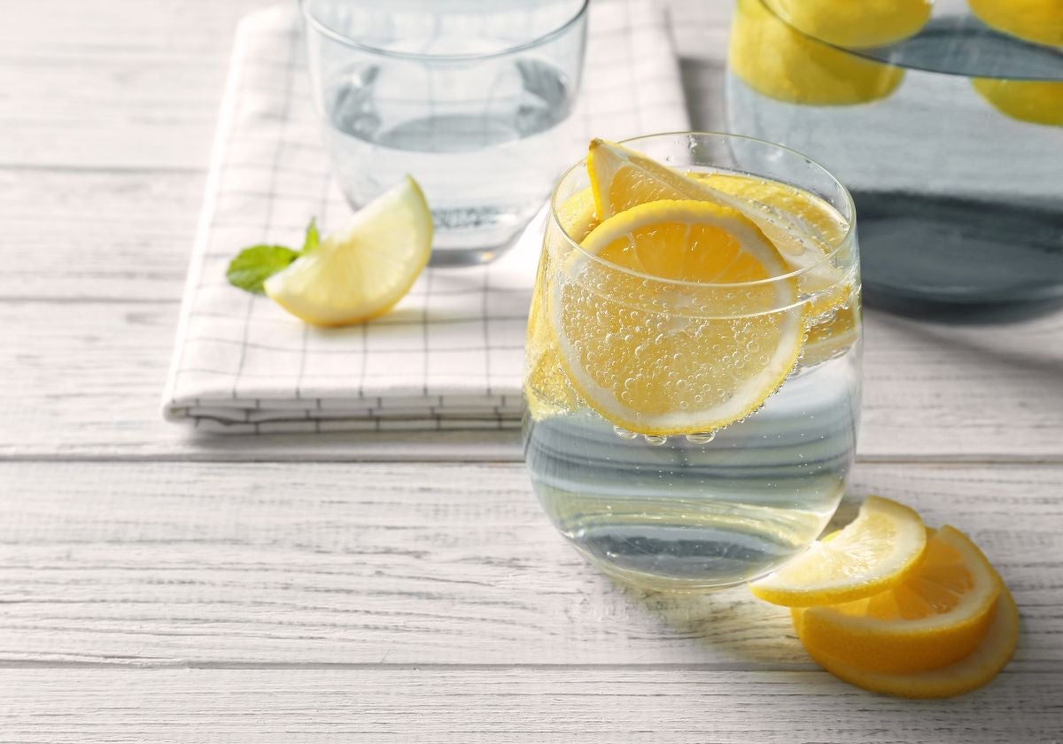 Una nutricionista despeja la incógnita sobre si es beneficioso beber agua con limón por la mañana: «Si sufres de acidez...»