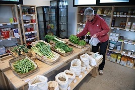 Una vecina de Itsaso realiza la compra en Alegiko Sindikatoa, la tienda de productos locales que funciona desde hace un año bajo el concepto de 'sírvase usted mismo'