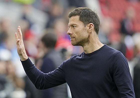 Alonso se despide de unos fans en un partido reciente de la Bundesliga.