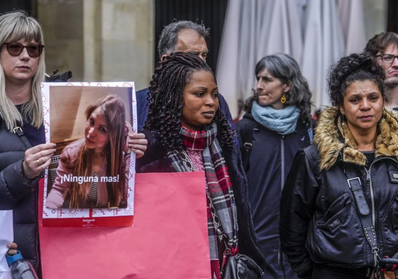 A la derecha, la hermana de Miriam junto a su mejor amiga, durante la concentración de esta mañana.