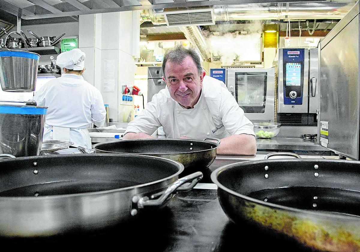 El reputado Martín Berasategui, en la cocina, su hábitat natural.