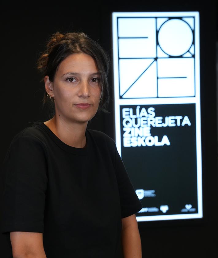 Imagen secundaria 2 - Arriba, varios personajes del filme y las salinas en donde se rodó el cortometraje. Sobre estas líneas, la directora Inês Nunes.