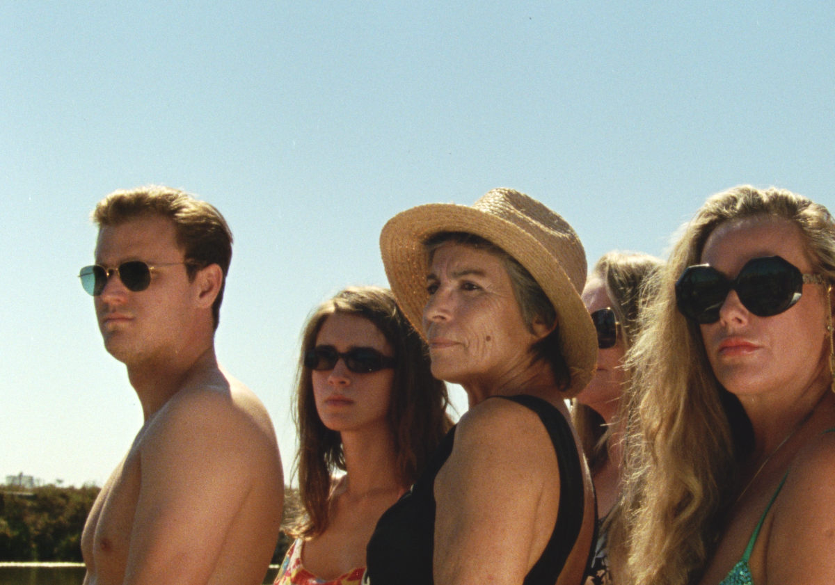 Imagen principal - Arriba, varios personajes del filme y las salinas en donde se rodó el cortometraje. Sobre estas líneas, la directora Inês Nunes.