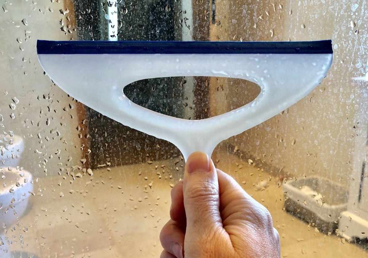 El truco de los hoteles para limpiar la mampara de la ducha sin dejar manchas y devolverle su transparencia