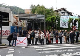 Los vecinos de Manteo se han concentrado el viernes junto a las escaleras «que pretende eliminar el consistorio».