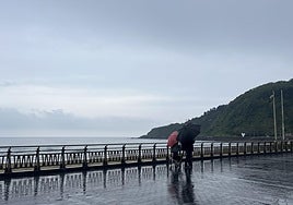 Una pareja pasea por San Sebastián este viernes por la mañana.