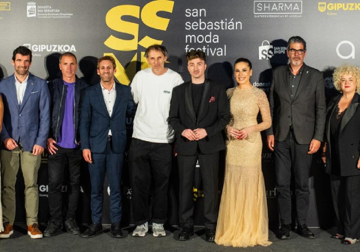 Organizadores, responsables de las firmas participantes y representantes institucionales ante los medios gráficos agolpados en el 'photocall'.