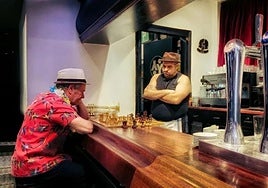 Santi Ugalde, a la izquierda, protagonista en la versión en castellano.