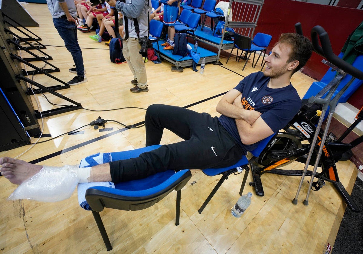 Vrankic, con hielo en el tobillo el viernes pasado tras caer lesionado.