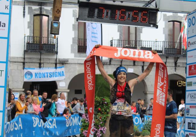 Mireia Pons, al cruzar la meta en Azpeitia.
