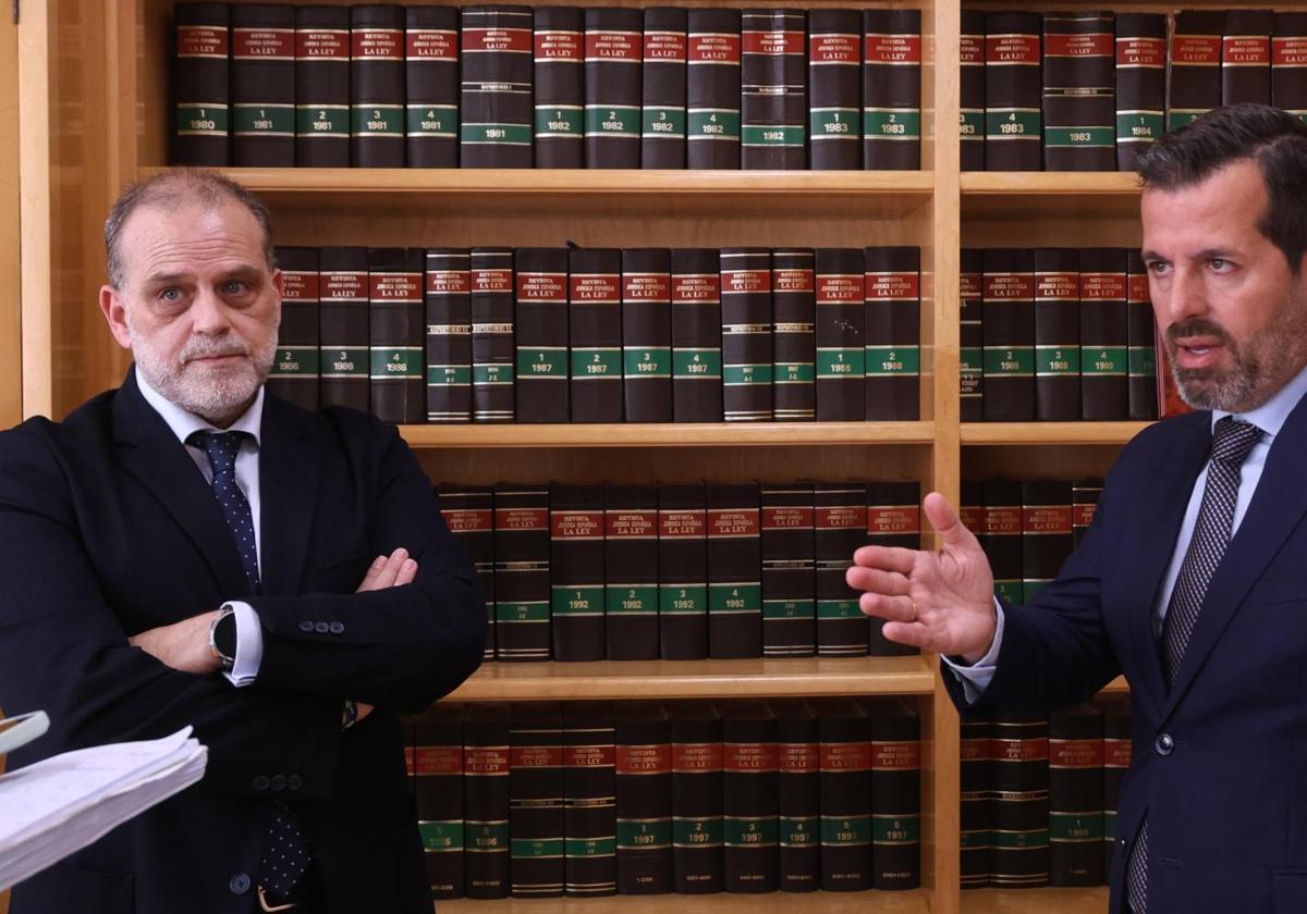 Gerardo López y Santiago Romero charlan en la sede del Colegio.