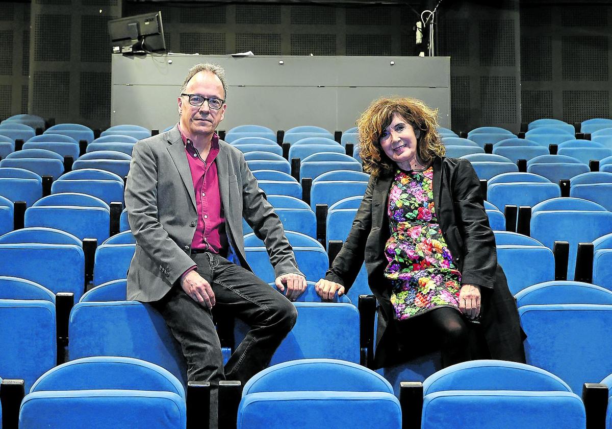 Iñaki Salvador y Ana Pimenta posan en la sala Gazteszena, donde intepretarán 'el último Vaivén' el próximo domingo.