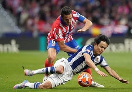 Kubo cae al suelo después de ser empujado por Koke, este sábado en el Metropolitano.