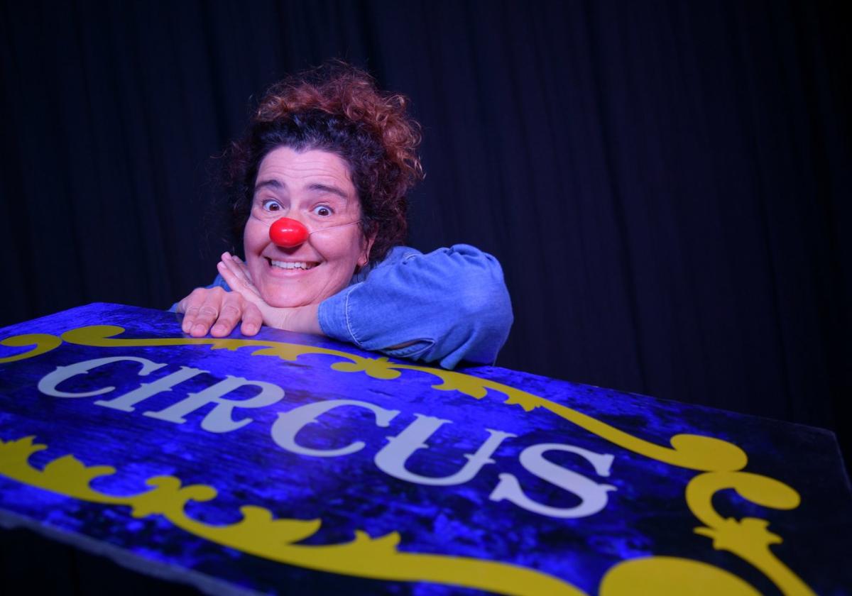 Bea, la payasa. En su local de Tolosa donde prepara sus espectáculos y su cabaret