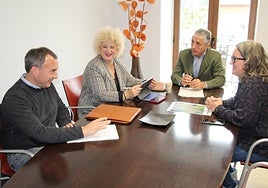 Iker Aldazabal, Maite Peña, Kepa Zubiarrain y Amagoia Naldaiz, durante la reunión en Lazkao.