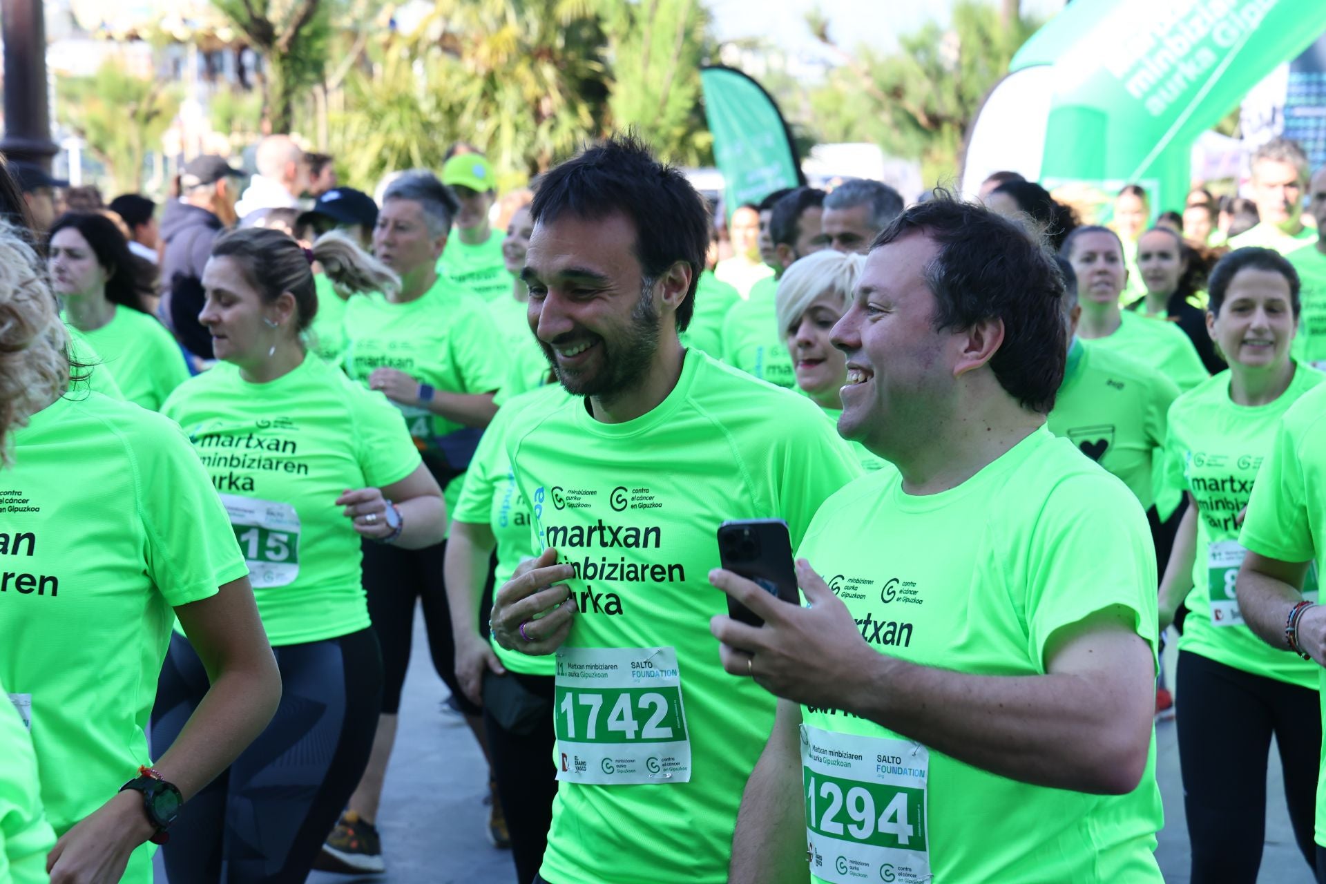 Una marea verde en Donostia contra el cáncer