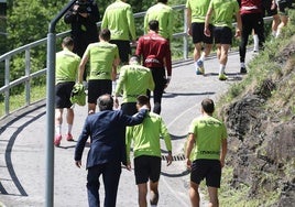Aperribay coge por detrás del cuello a Brais en un gesto de complicidad este domingo antes del entrenamiento en Zubieta.
