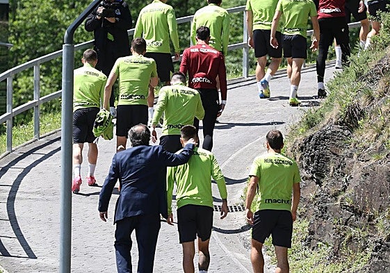 Aperribay coge por detrás del cuello a Brais en un gesto de complicidad este domingo antes del entrenamiento en Zubieta.