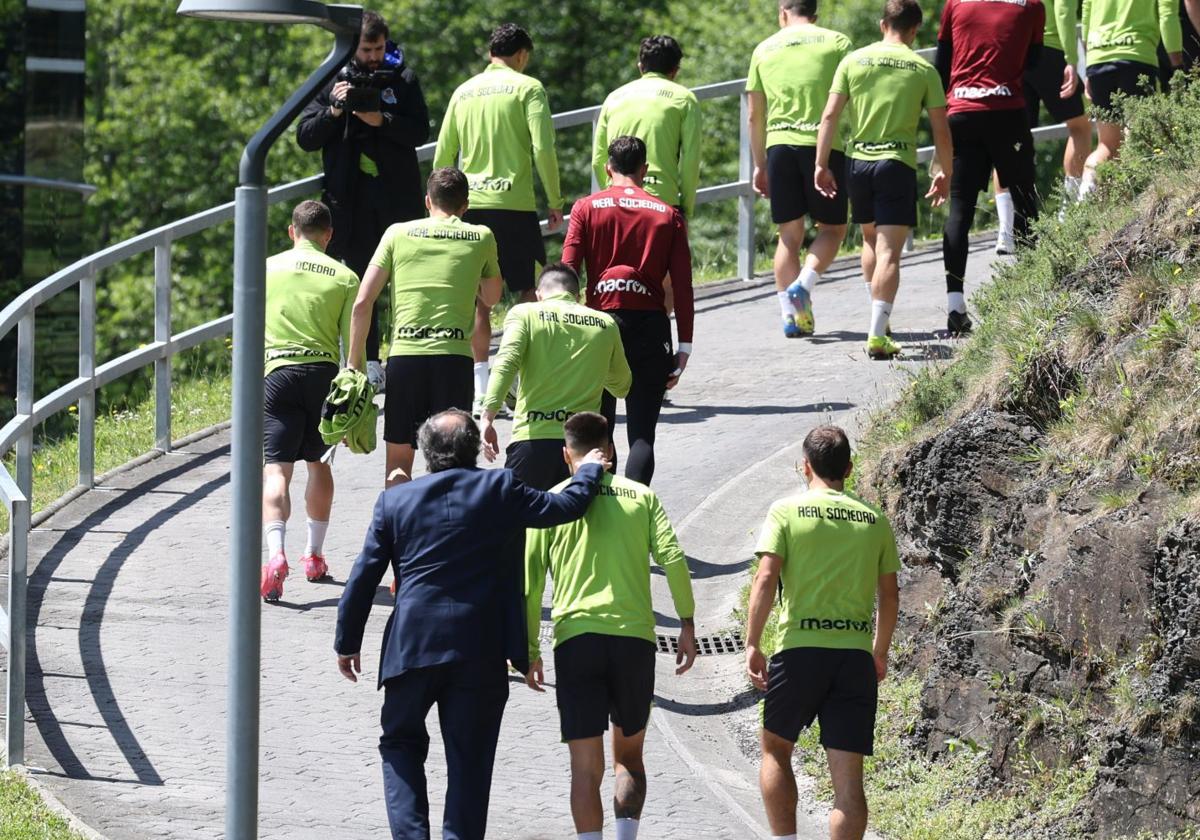 Aperribay coge por detrás del cuello a Brais en un gesto de complicidad este domingo antes del entrenamiento en Zubieta.