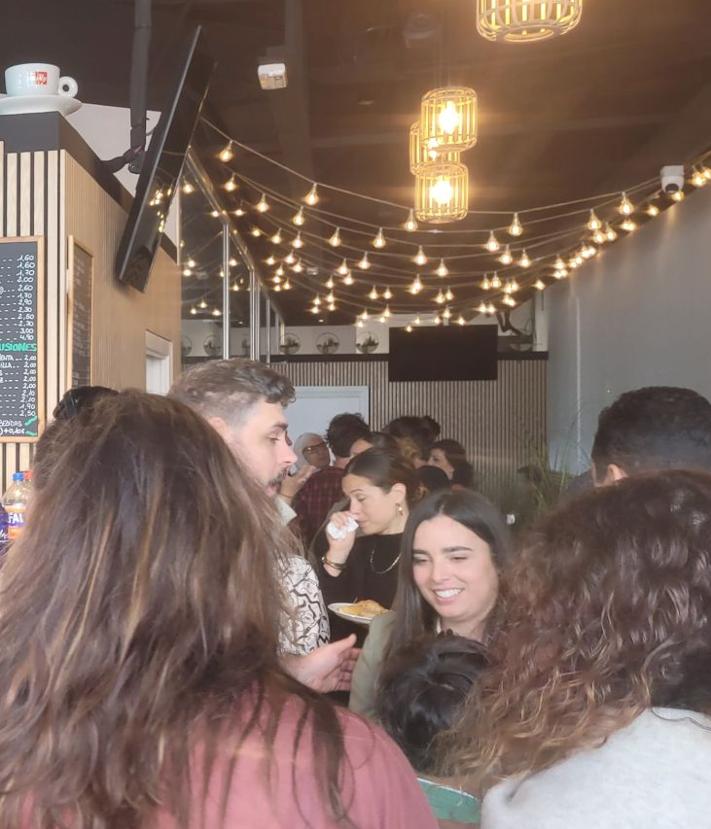 Imagen secundaria 2 - El equipo de The Goods Café Bakery y algunos de sus clientes, durante la fiesta de reinauguración del local.