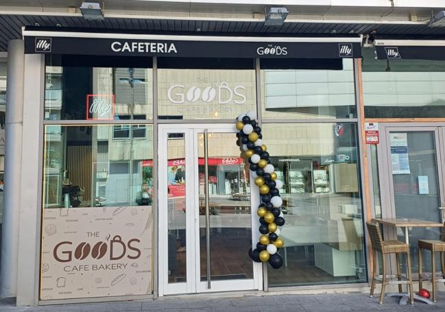 La cafetería está situada frente a Mendibil.