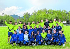 Las plantillas femenina y masculina de la Real, celebran el título.