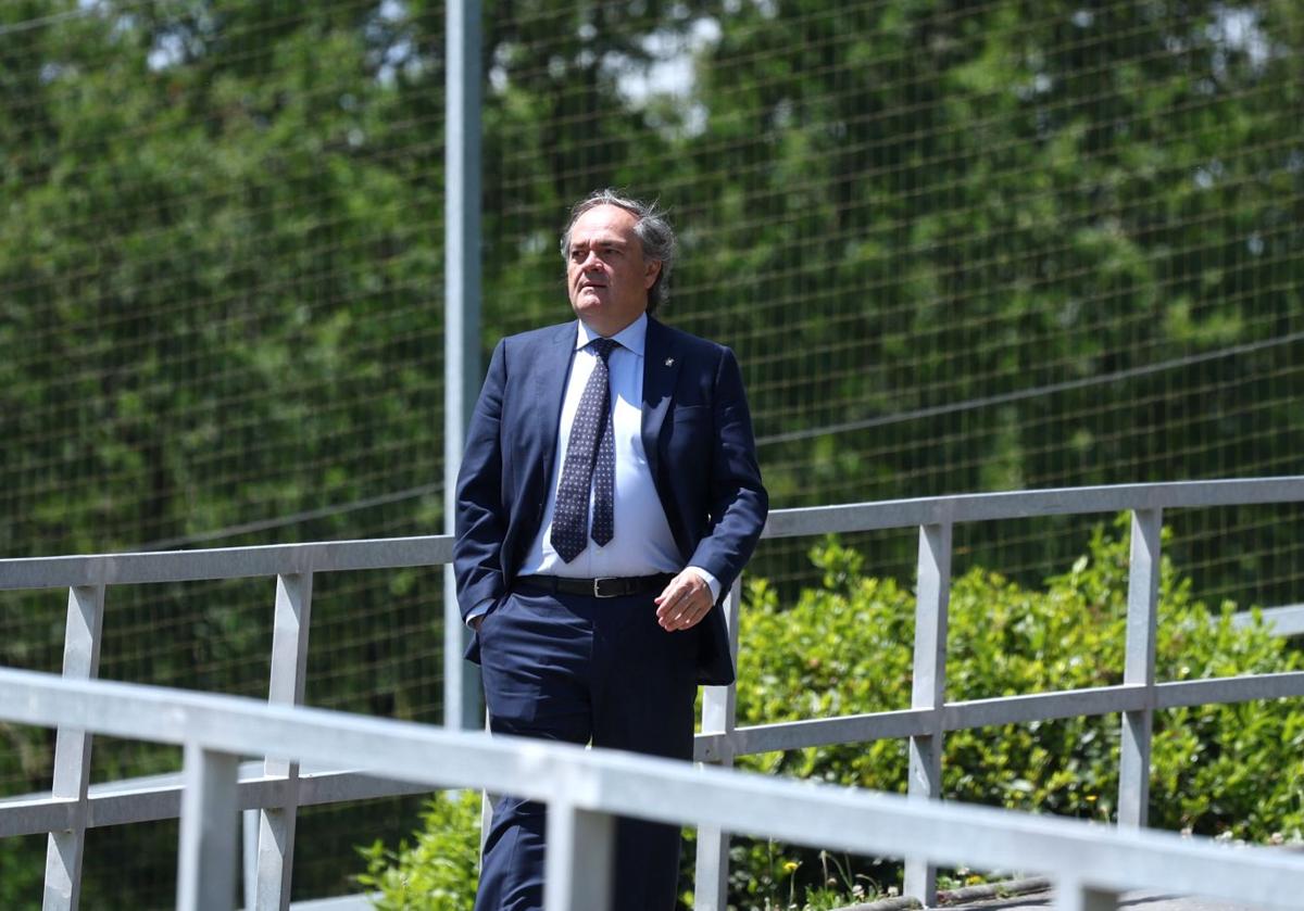 La visita de Aperribay a la plantilla de la Real en Zubieta