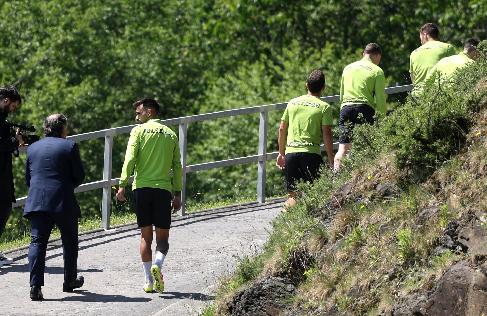 La visita de Aperribay a la plantilla de la Real en Zubieta