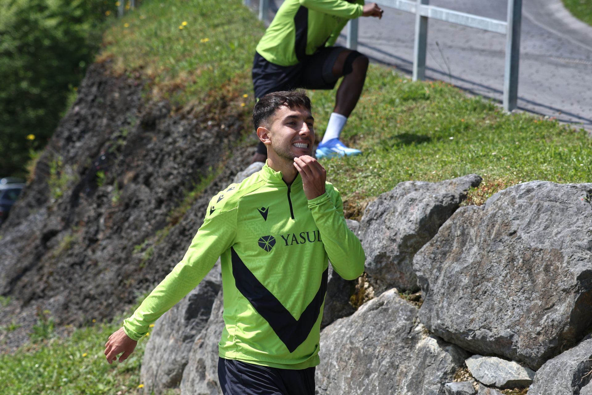 La visita de Aperribay a la plantilla de la Real en Zubieta