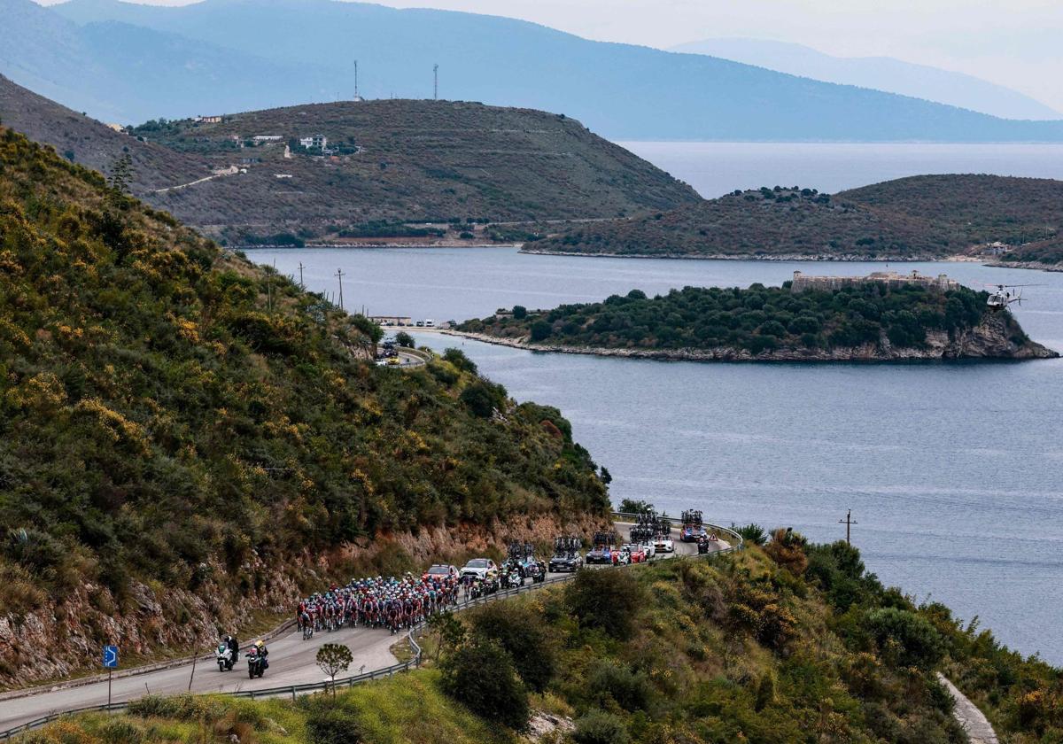 El pelotón llega a Vlöre, a orillas del Mar Adriático.